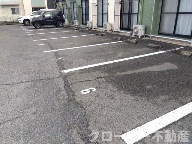 レオパレス久米東の駐車場