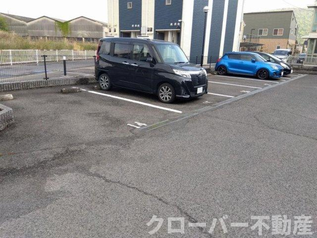 レオパレス久米東の駐車場