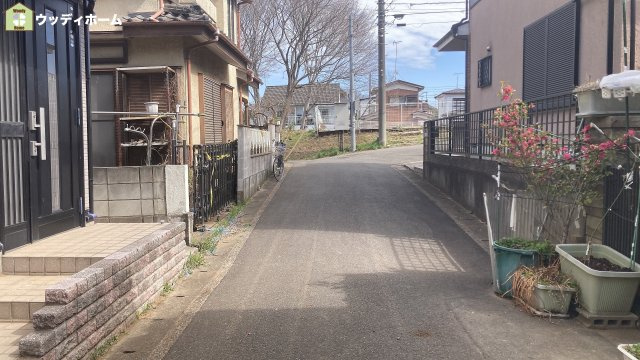 春日部市大衾　中古一戸建ての前面道路含む現地写真