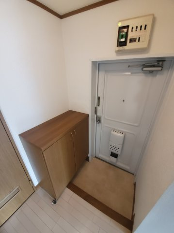 サンギョウジュウタクミタカダイキューアパートの玄関