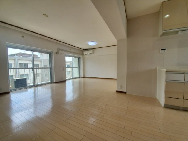 サンギョウジュウタクミタカダイキューアパートの居間・リビング