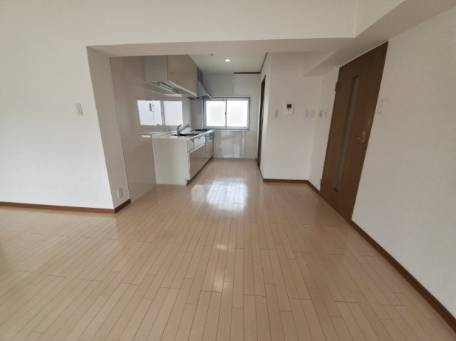 サンギョウジュウタクミタカダイキューアパートの居間・リビング