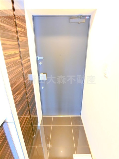 レアライズ羽田の玄関