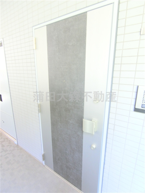 レアライズ羽田の玄関