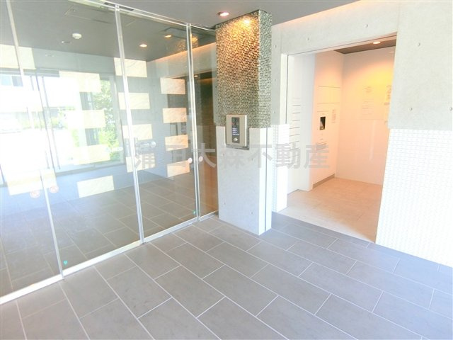 レアライズ羽田のエントランス|防犯カメラTVモニター付オートロック宅配BOXメールBOX管理人室