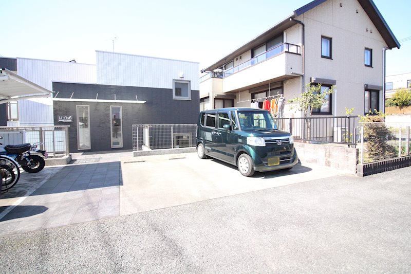 リフィール徳倉の駐車場