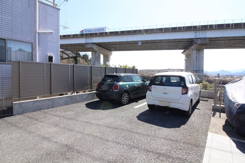 リフィール徳倉の駐車場