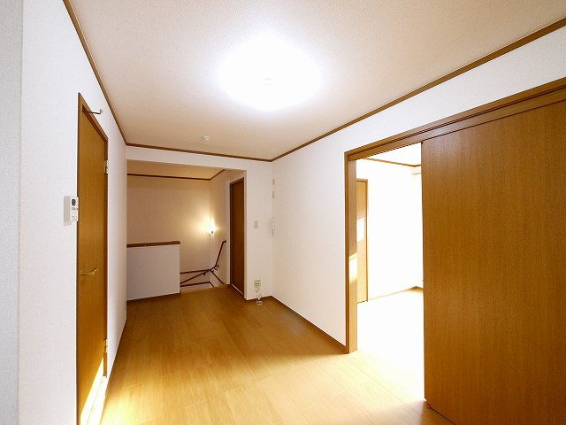 シャトーローリエＡの居間・リビング|こちらの居間で趣味の時間をお楽しみください