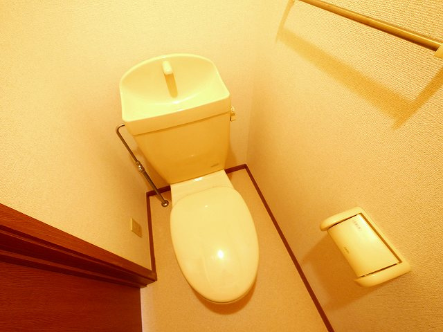 シャトーローリエＡのトイレ|落ち着いた色調のトイレです