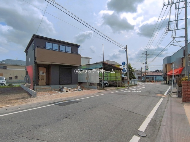 越谷市弥十郎　新築一戸建ての前面道路含む現地写真