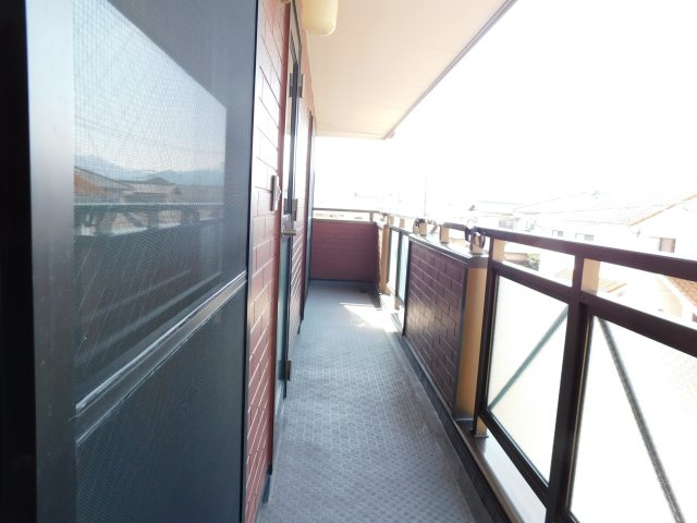 エスポワール2000のバルコニー|暖かな日差しのふりそそぐバルコニー