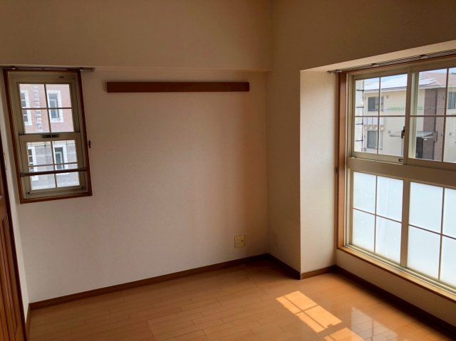 エスタシオンの居間・リビング|同建物別部屋 現況優先