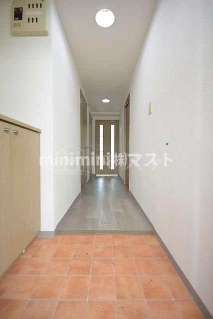 メゾン琵琶の玄関