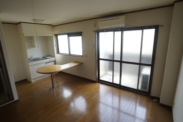 クレスト旭ケ丘の居間・リビング