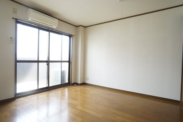 クレスト旭ケ丘の洋室