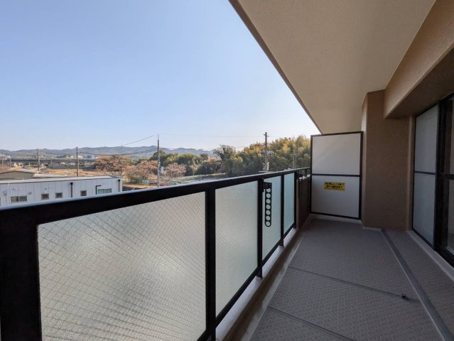 ルモン星田2番館４階のバルコニー|外からの目が気にならないバルコニーで洗濯物が干せます