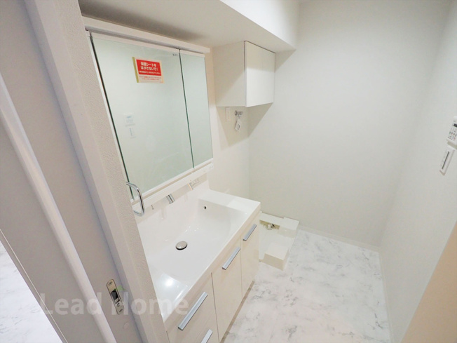 【独立洗面台】 | シャトレー渋谷 | 三面鏡付きの洗面台。