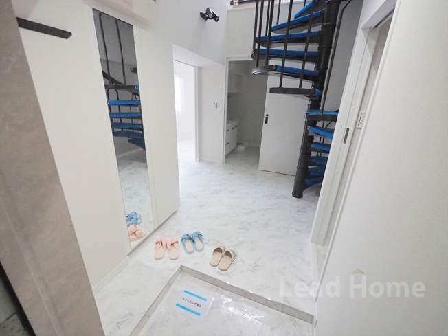 【玄関】 | シャトレー渋谷 | シューズボックス付きの玄関。