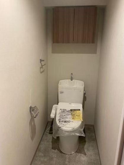 【トイレ】 | スカーラ代官山 | 白を基調とした清潔感のあるトイレです。