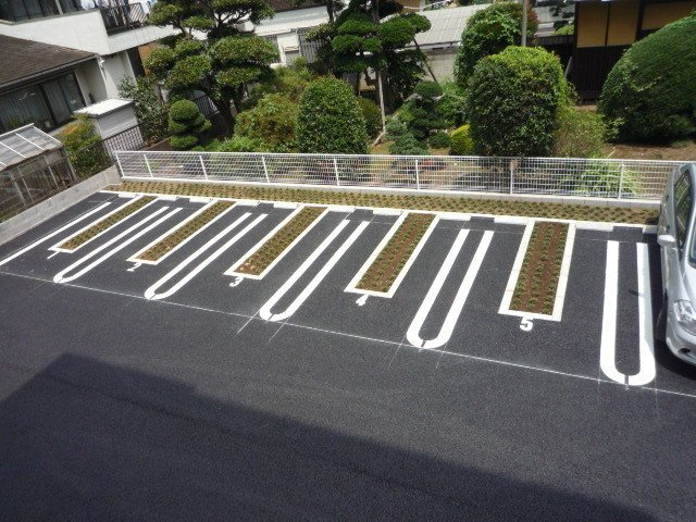 ロイヤル　マムの駐車場