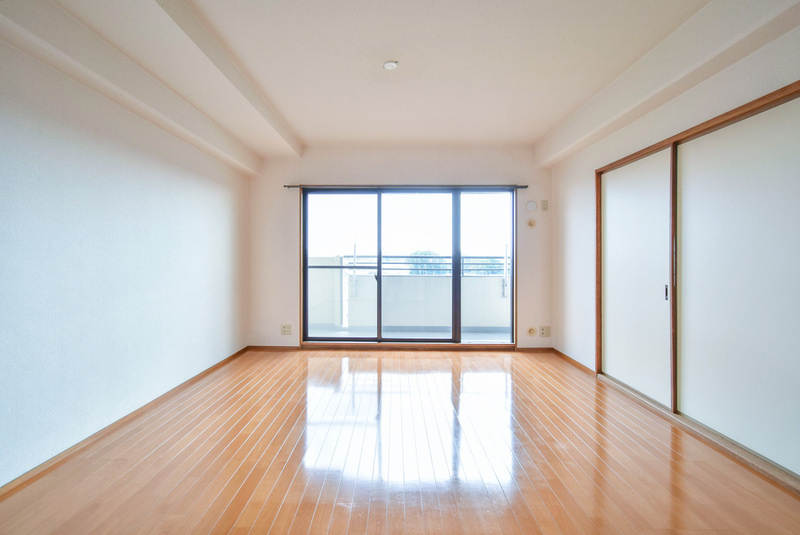 久留米市東櫛原町の賃貸マンションの居間・リビング|こちらのリビングで趣味の時間をお楽しみください