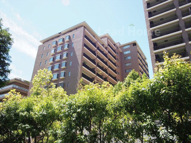 【外観】 | 広尾ガーデンフォレストＨ棟 | 渋谷区広尾4丁目に建つ「広尾ガーデンフォレストH棟」。地上13階建・総戸数99戸のマンションです。