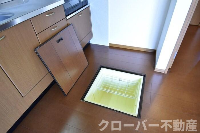 コウジィーコート前川Ⅱ A棟のキッチン|キッチン床下収納