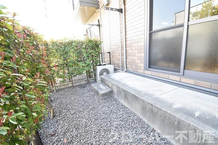 コウジィーコート前川Ⅱ A棟のバルコニー|専用庭