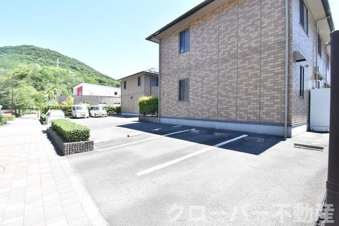 コウジィーコート前川Ⅱ A棟の駐車場|駐車場