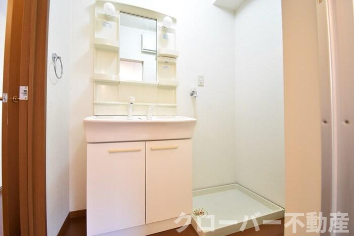 コウジィーコート前川Ⅱ A棟の独立洗面台|洗髪洗面化粧台