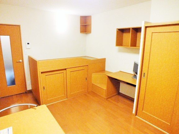 レオパレス昴の寝室|造付けベッド、ベッド下収納あり。