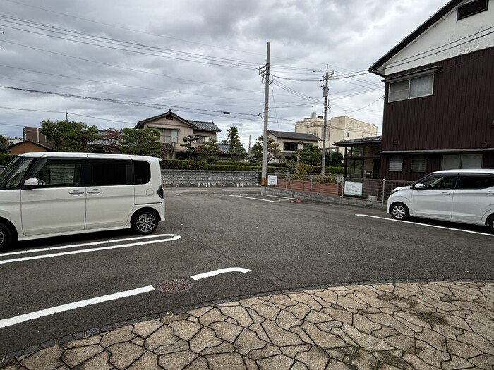 コーポラスみのりの駐車場