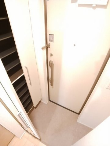 プリムール栄生の玄関