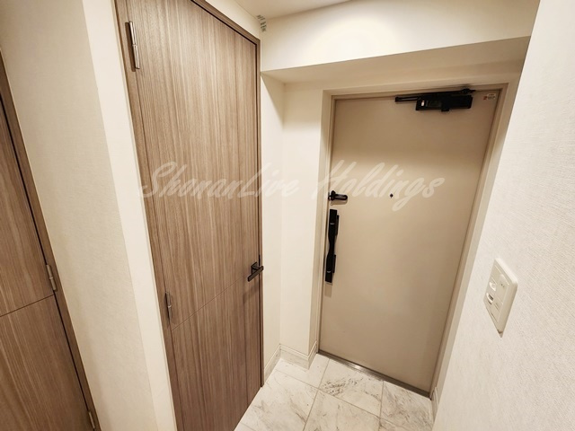 平塚市明石町の賃貸マンションの玄関