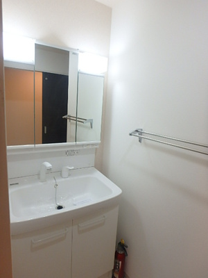 【洗面所】 | プリマヴェーラ | 脱衣スペースもあります