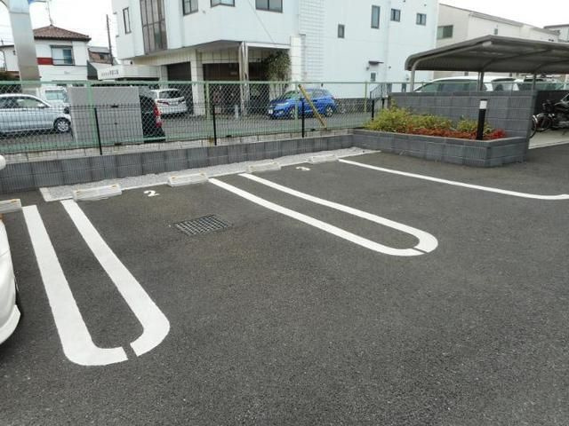 ラ　プルメリアの駐車場