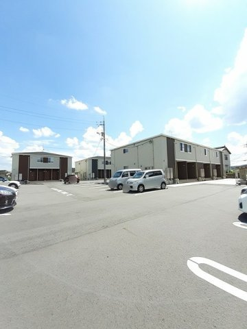 ラルーチェ畠敷　Ⅰの駐車場|駐車場完備です