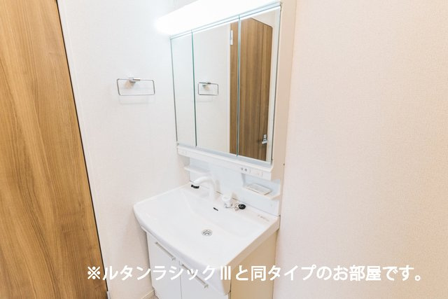 カメリアⅡの洗面所|明るい洗面所です