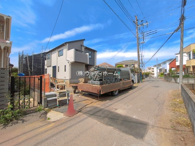 春日部市西金野井3期　新築一戸建て　2号棟の前面道路含む現地写真