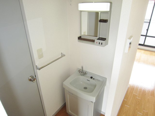 安芸郡熊野町萩原６丁目のアパートの洗面所