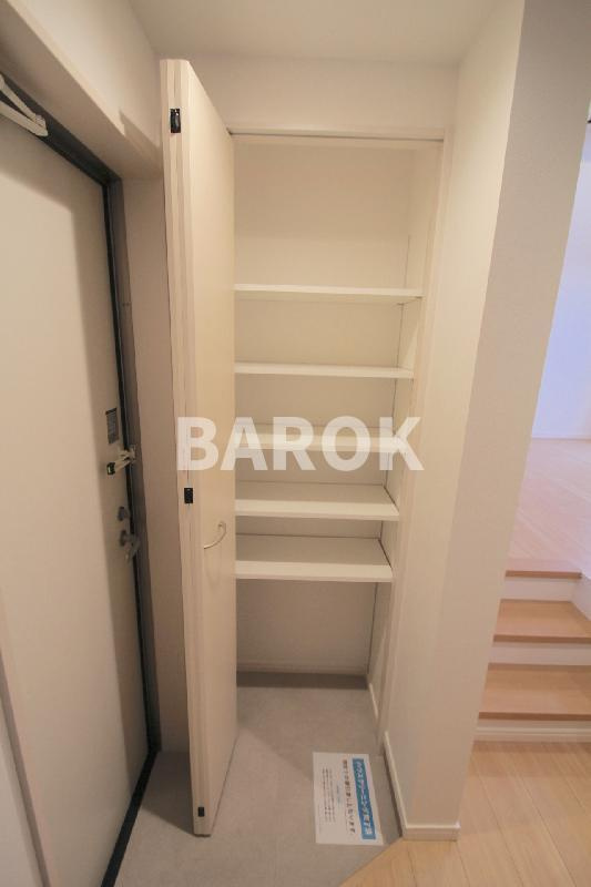 福岡市東区香椎駅東３丁目のアパートの玄関