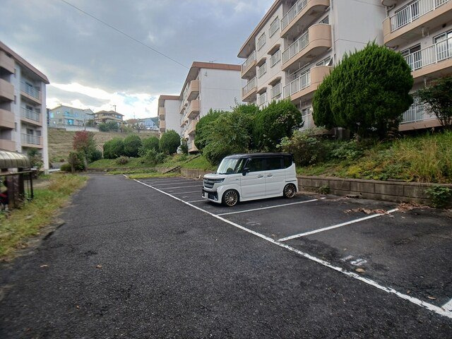 三室山コープタウン２号棟の駐車場
