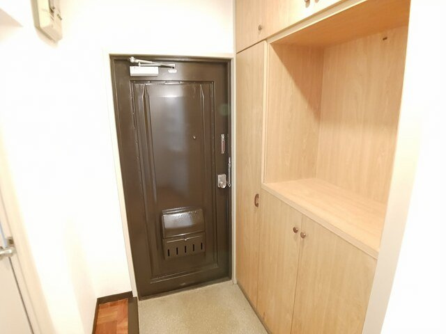 三室山コープタウン２号棟の玄関