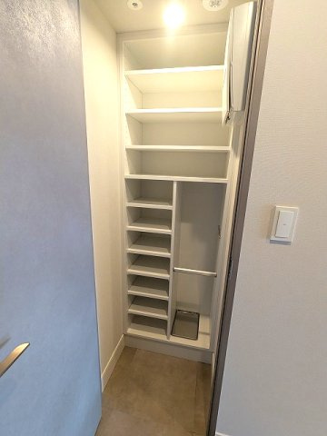 SEASON FLATS浅草六丁目の玄関|キャリーケースも置けるシューズインクローゼットです