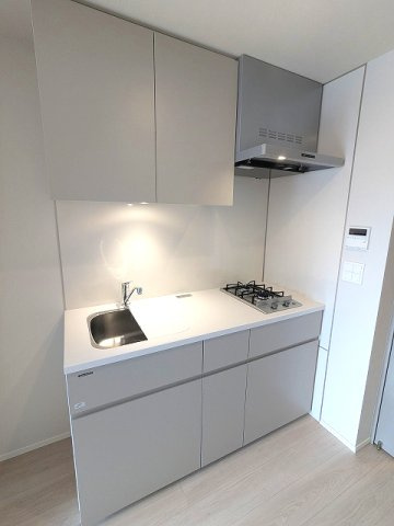 SEASON FLATS浅草六丁目の設備|ガス2口システムキッチン、料理やすい様にシンクカバー付、奥まで収納しやすいスライド式の収納