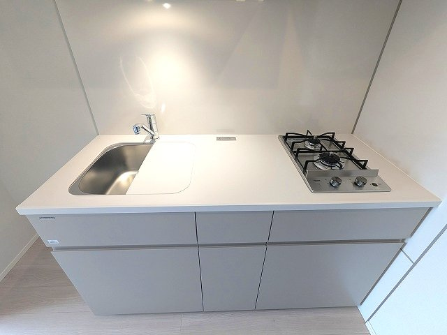 SEASON FLATS浅草六丁目の設備|ガス2口システムキッチン、料理やすい様にシンクカバー付、奥まで収納しやすいスライド式の収納