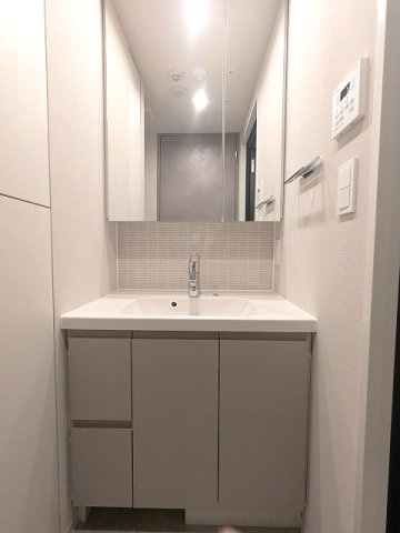 SEASON FLATS浅草六丁目の設備|トイレと独立した洗面脱衣室、2面鏡付ハンドシャワー付洗面台、洗面台下にはヘルスメーターストックあります