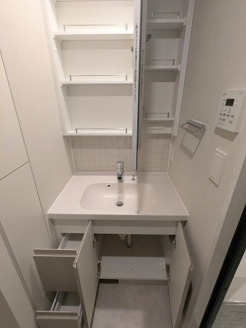 SEASON FLATS浅草六丁目の設備|トイレと独立した洗面脱衣室、2面鏡付ハンドシャワー付洗面台、洗面台下にはヘルスメーターストックあります