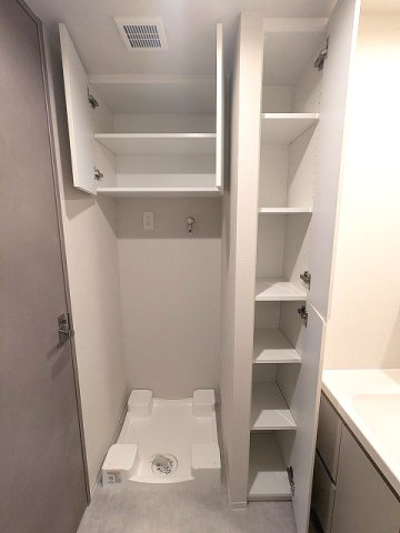 SEASON FLATS浅草六丁目の設備|トイレと独立した洗面脱衣室の洗濯機置場は排水口のお手入れしやすい様に手前中央に配置し、足高の防水パンです