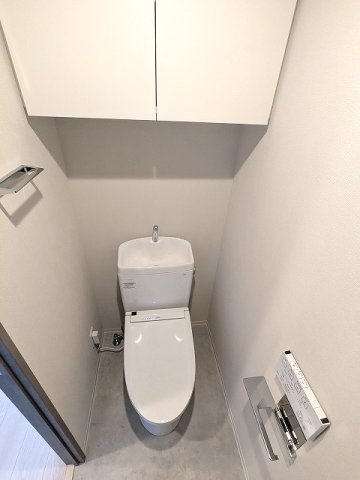 SEASON FLATS浅草六丁目のトイレ|洗面室と独立した温水洗浄便座です、ペーパーホルダーにスマホストレージ付きです